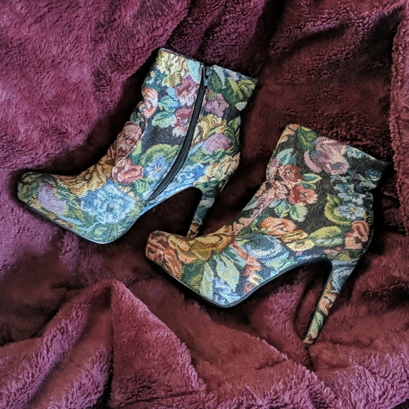 Diba, tapestry booties. Sz 10 - Picture 2 of 9